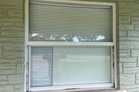 Commercial property in Lake Worth, Florida 406.54 sq.m. № 1605235 - photo 10