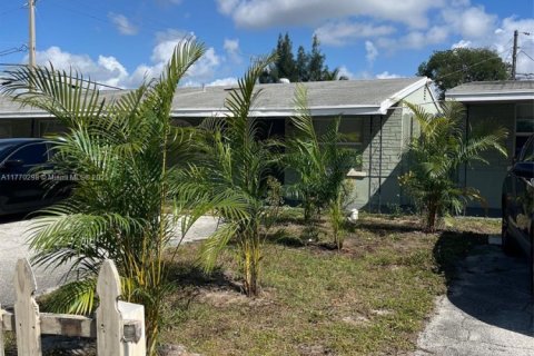 Commercial property in Lake Worth, Florida 406.54 sq.m. № 1605235 - photo 12