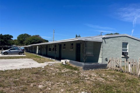 Commercial property in Lake Worth, Florida 406.54 sq.m. № 1605235 - photo 1