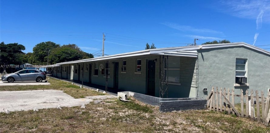 Commercial property in Lake Worth, Florida 406.54 sq.m. № 1605235