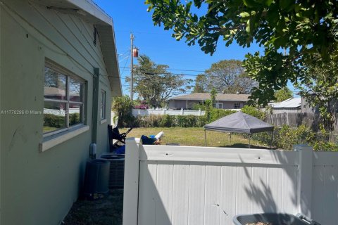 Commercial property in Lake Worth, Florida 406.54 sq.m. № 1605235 - photo 6