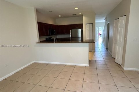 Townhouse in Miramar, Florida 3 bedrooms, 132.2 sq.m. № 1952654 - photo 4