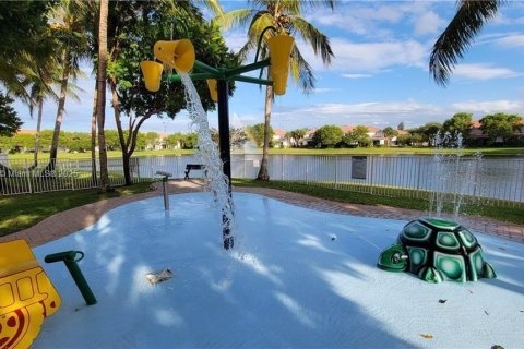 Townhouse in Miramar, Florida 3 bedrooms, 132.2 sq.m. № 1952654 - photo 16
