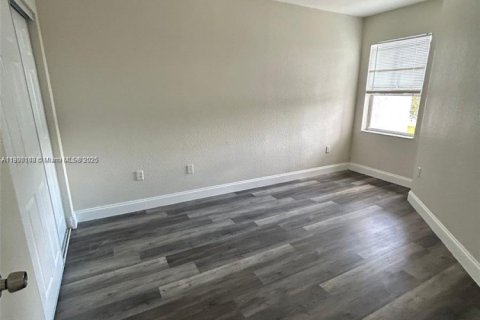 Townhouse in Miramar, Florida 3 bedrooms, 132.2 sq.m. № 1952654 - photo 13