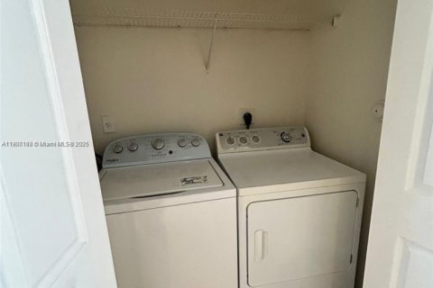 Townhouse in Miramar, Florida 3 bedrooms, 132.2 sq.m. № 1952654 - photo 9