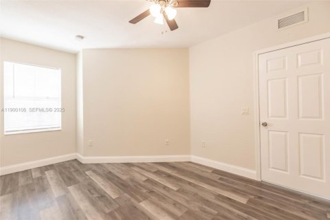 Townhouse in Miramar, Florida 3 bedrooms, 132.2 sq.m. № 1952654 - photo 24