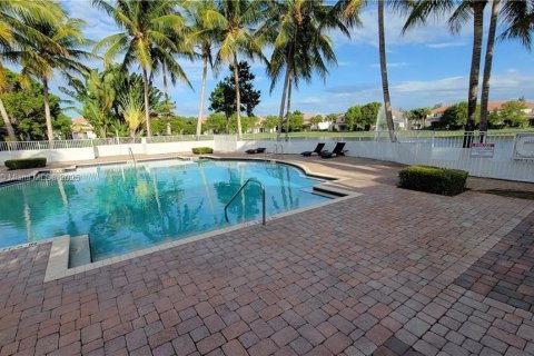 Townhouse in Miramar, Florida 3 bedrooms, 132.2 sq.m. № 1952654 - photo 17