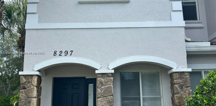 Townhouse in Miramar, Florida 3 bedrooms, 132.2 sq.m. № 1952654