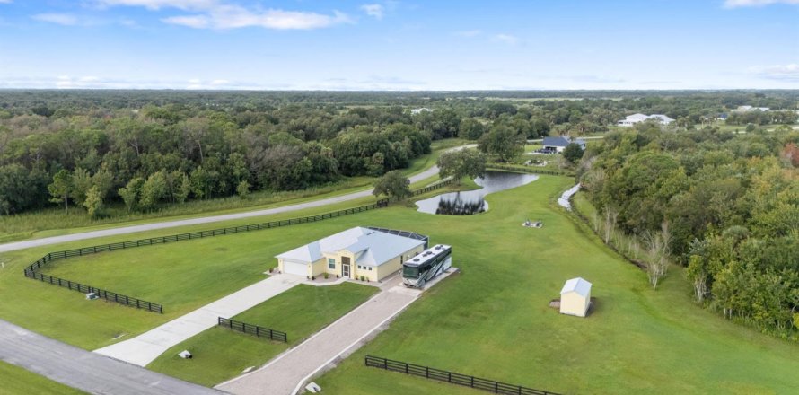 House in Okeechobee, Florida 3 bedrooms, 217.48 sq.m. № 2145994