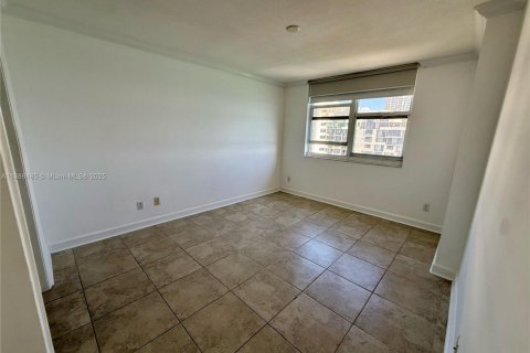 Condo in Miami, Florida, 2 bedrooms  № 1932968 - photo 7