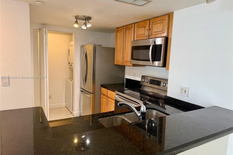 Condominio en alquiler en Miami, Florida, 2 dormitorios, 91.51 m2 № 1932968 - foto 4