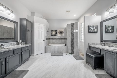 Villa ou maison à louer à Tampa, Floride: 5 chambres, 316.52 m2 № 2437218 - photo 17