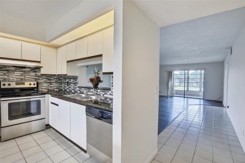 Condo in Pembroke Pines, Florida, 2 bedrooms  № 1973490 - photo 4