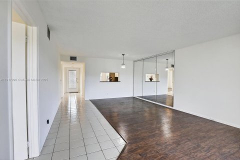 Condo in Pembroke Pines, Florida, 2 bedrooms  № 1973490 - photo 13
