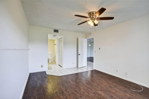 Condo in Pembroke Pines, Florida, 2 bedrooms  № 1973490 - photo 17