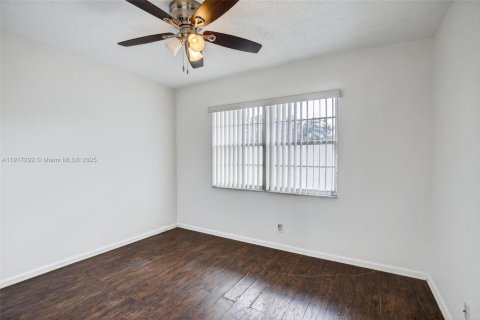 Condo in Pembroke Pines, Florida, 2 bedrooms  № 1973490 - photo 22