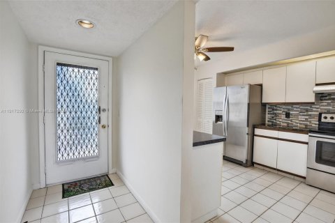 Condo in Pembroke Pines, Florida, 2 bedrooms  № 1973490 - photo 5
