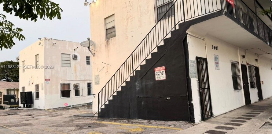 Apartment in Miami, Florida 1 bedroom, 1034.19 sq.m. № 2049132