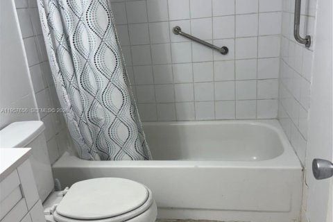 Copropriété à vendre à Pembroke Pines, Floride: 1 chambre, 63.64 m2 № 2011351 - photo 12