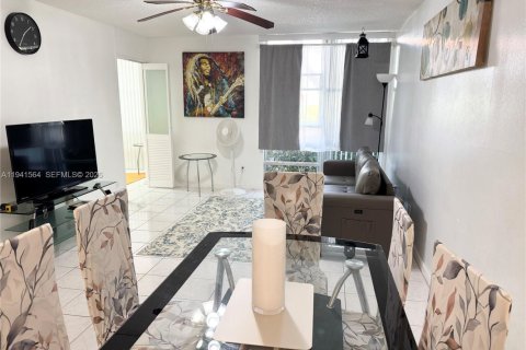 Condo in Sunny Isles Beach, Florida, 1 bedroom  № 1998890 - photo 2