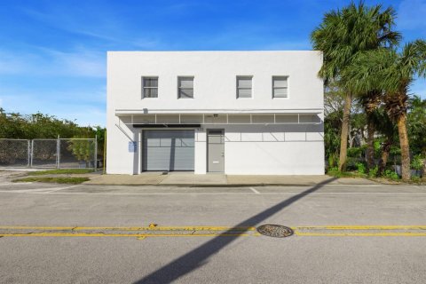 Commercial property in West Palm Beach, Florida № 2187315 - photo 2