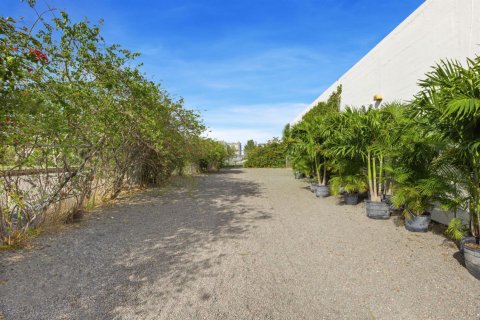 Commercial property in West Palm Beach, Florida № 2187315 - photo 6