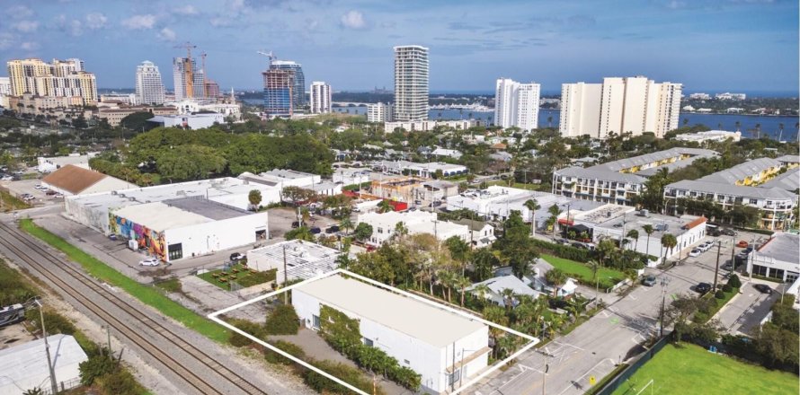 Commercial property in West Palm Beach, Florida № 2187315