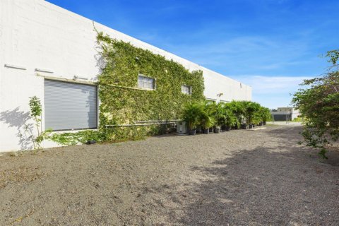Commercial property in West Palm Beach, Florida № 2187315 - photo 4