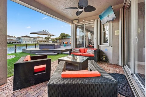 House in Doral, Florida 4 bedrooms, 225.66 sq.m. № 1967600 - photo 10