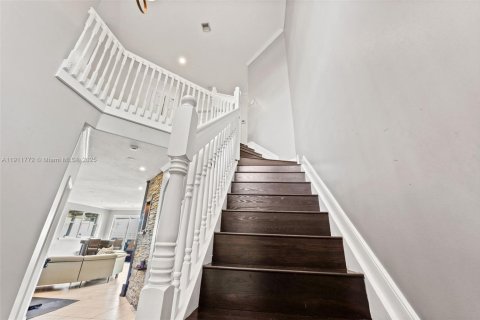 House in Doral, Florida 4 bedrooms, 225.66 sq.m. № 1967600 - photo 12