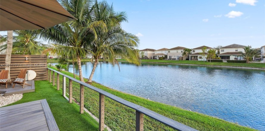 House in Doral, Florida 4 bedrooms, 225.66 sq.m. № 1967600