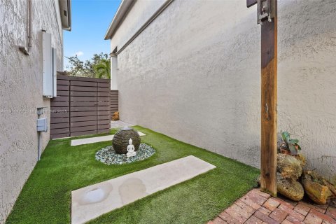 House in Doral, Florida 4 bedrooms, 225.66 sq.m. № 1967600 - photo 8