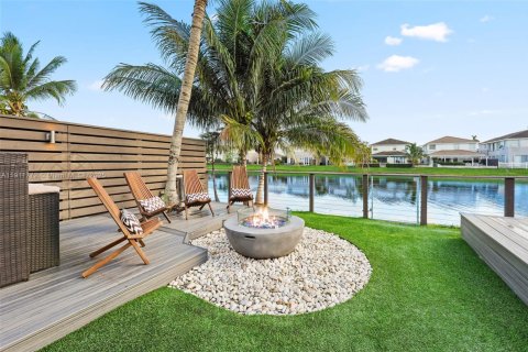 House in Doral, Florida 4 bedrooms, 225.66 sq.m. № 1967600 - photo 5