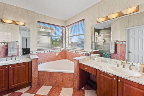 House in Doral, Florida 4 bedrooms, 225.66 sq.m. № 1967600 - photo 17