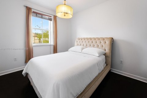 House in Doral, Florida 4 bedrooms, 225.66 sq.m. № 1967600 - photo 13