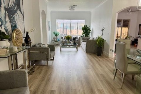 House in Miami, Florida 3 bedrooms, 162.02 sq.m. № 1739795 - photo 1
