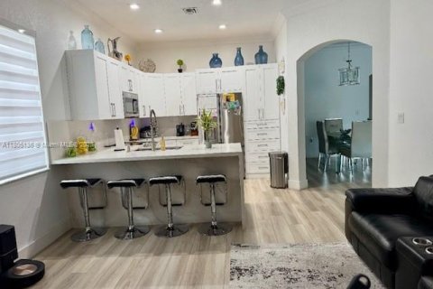 House in Miami, Florida 3 bedrooms, 162.02 sq.m. № 1739795 - photo 3