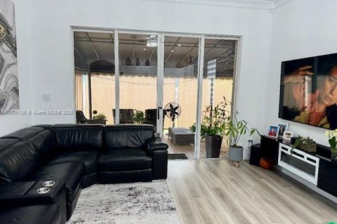 House in Miami, Florida 3 bedrooms, 162.02 sq.m. № 1739795 - photo 4