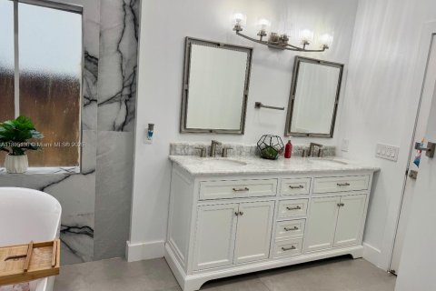 House in Miami, Florida 3 bedrooms, 162.02 sq.m. № 1739795 - photo 6