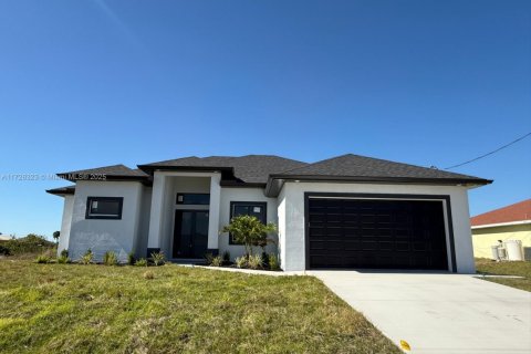 Villa ou maison à vendre à Cape Coral, Floride: 4 chambres, 161.19 m2 № 1709315 - photo 1