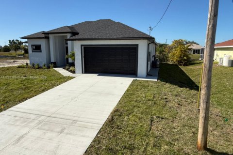 Villa ou maison à vendre à Cape Coral, Floride: 4 chambres, 161.19 m2 № 1709315 - photo 4