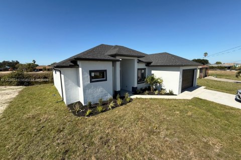 Villa ou maison à vendre à Cape Coral, Floride: 4 chambres, 161.19 m2 № 1709315 - photo 5