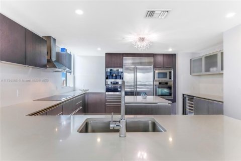 Condo in Sunny Isles Beach, Florida, 4 bedrooms  № 1700552 - photo 11