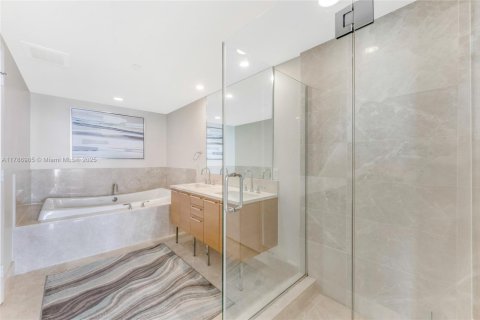 Condo in Sunny Isles Beach, Florida, 4 bedrooms  № 1700552 - photo 13