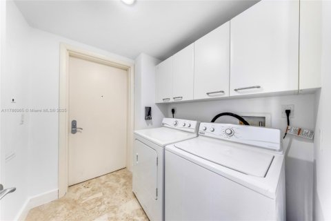 Condo in Sunny Isles Beach, Florida, 4 bedrooms  № 1700552 - photo 22