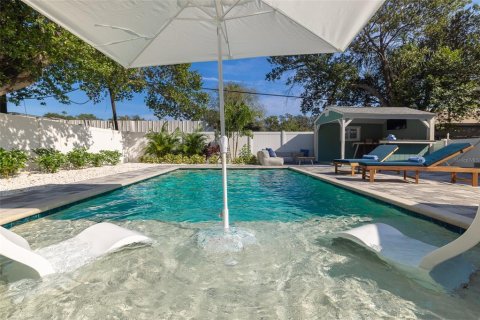 Casa en venta en Tampa, Florida, 6 dormitorios, 221.11 m2 № 1798083 - foto 6