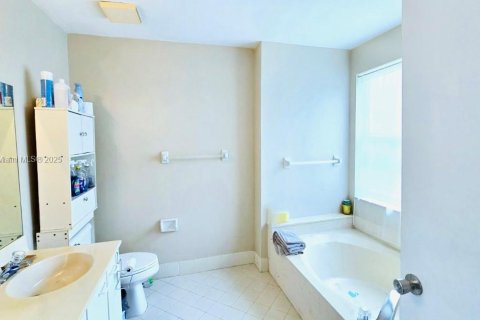 House in Pembroke Pines, Florida 4 bedrooms, 190.73 sq.m. № 1836176 - photo 10