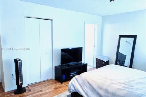 House in Pembroke Pines, Florida 4 bedrooms, 190.73 sq.m. № 1836176 - photo 8
