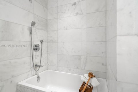 Condominio en alquiler en Miami Beach, Florida, 4 dormitorios, 328.41 m2 № 2054225 - foto 19