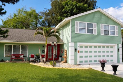 House in Hudson, Florida 4 bedrooms, 190.17 sq.m. № 2231614
